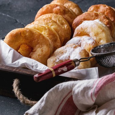 Pudra şekeri ile ev yapımı çörek