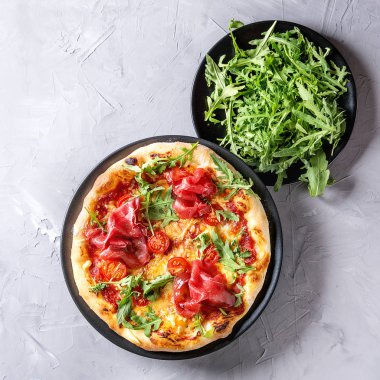 Ev yapımı pizza bresaola ile