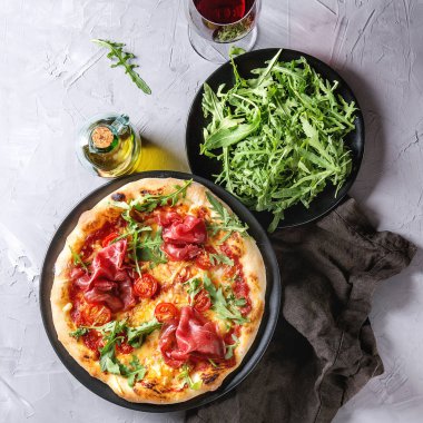 Ev yapımı pizza bresaola ile