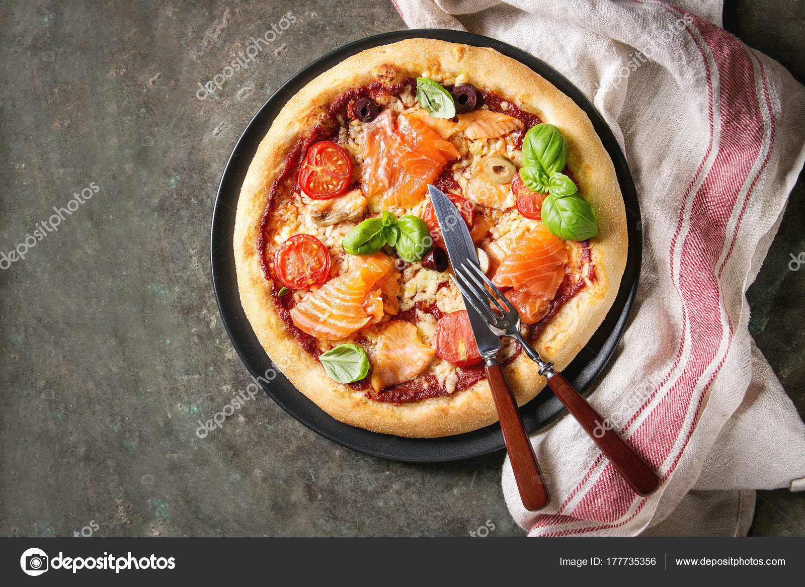 Pizza met sa ⬇ Stockfoto, rechtenvrije door © NatashaBreen #177735356