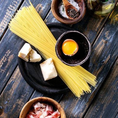 Makarna carbonara için malzemeler