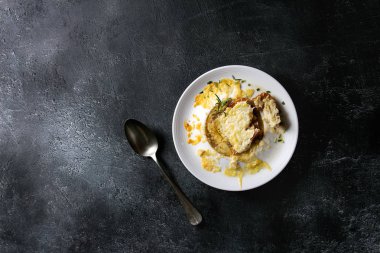 Geleneksel soğan çorbası