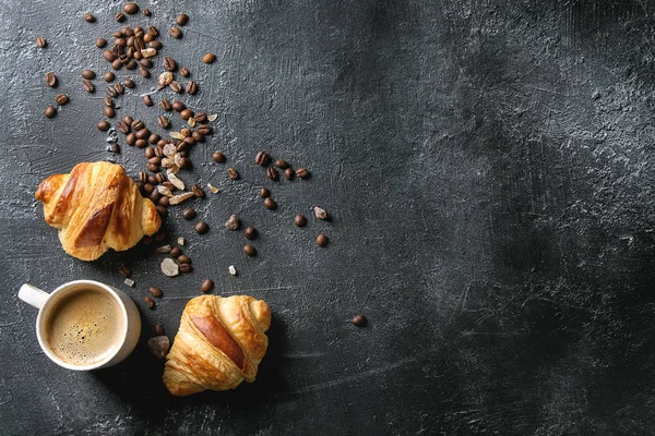 Croissants frais cuits au four — Photo