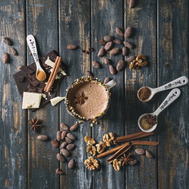 Bir fincan sıcak çikolata.