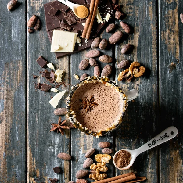 Bir fincan sıcak çikolata.