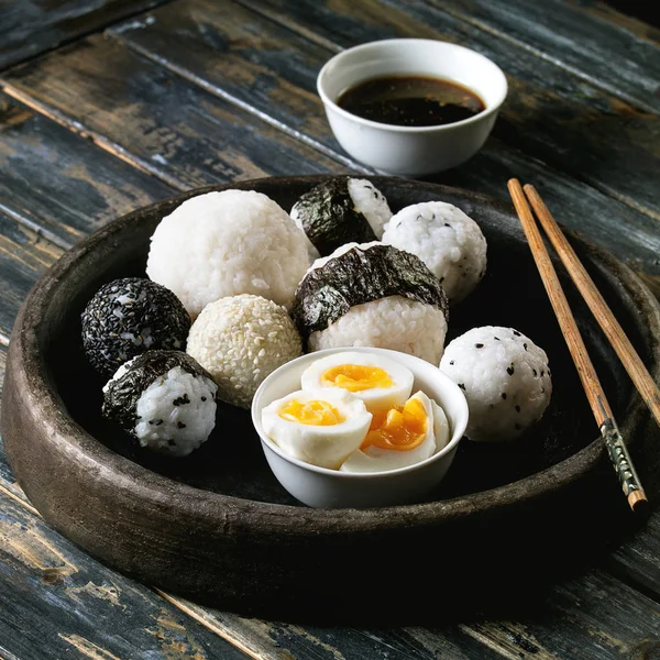 Рисовые шарики и яйца — стоковое фото