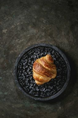 Taze pişmiş kruvasan.