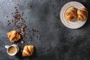 Taze pişmiş kruvasan.