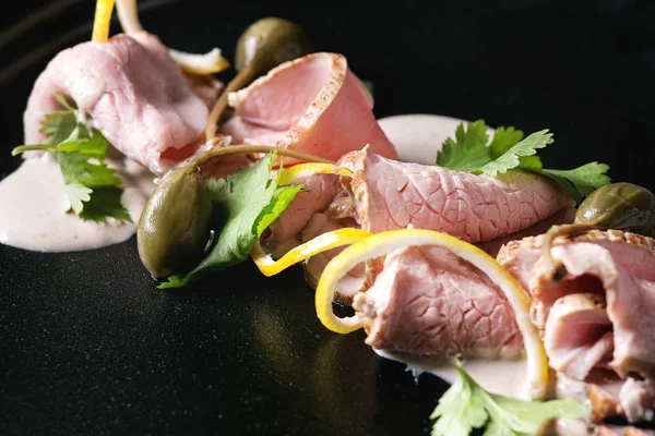 Vitela com molho de atum vitello tonnato — Fotografia de Stock