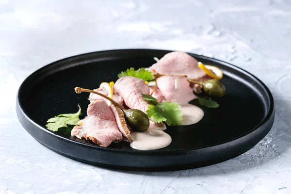 Vitela com molho de atum vitello tonnato — Fotografia de Stock