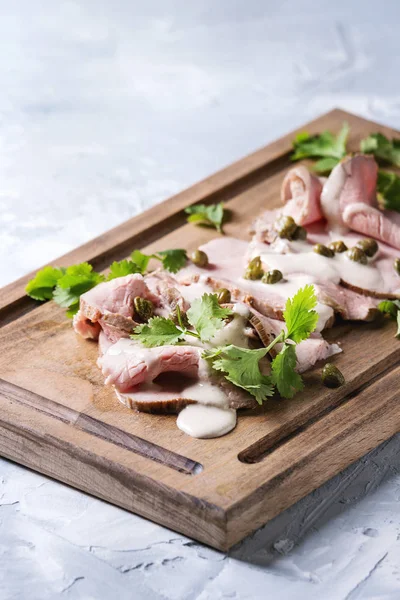 Vitela com molho de atum vitello tonnato — Fotografia de Stock