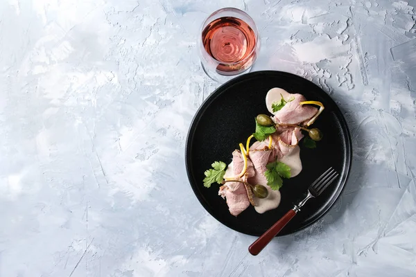 Ternera con salsa de atún vitello tonnato —  Fotos de Stock