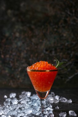 Kırmızı havyar bardak