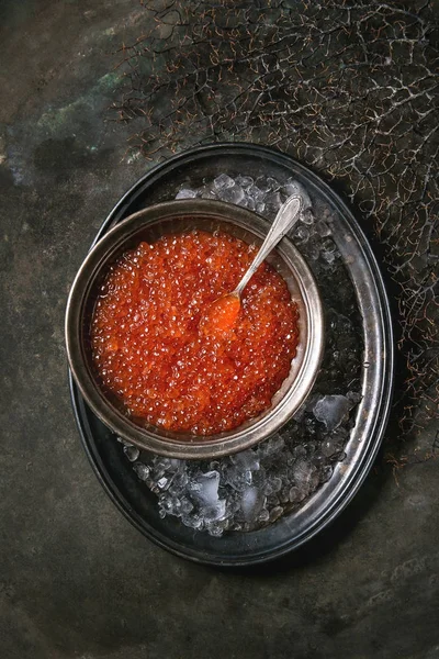 Tigela de caviar vermelho — Fotografia de Stock