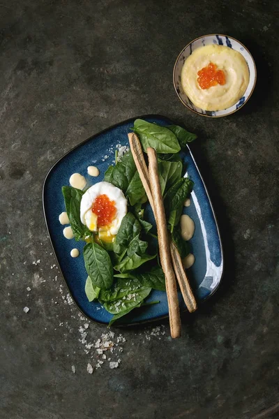 Αυγό ποσέ με σπανάκι — Φωτογραφία Αρχείου
