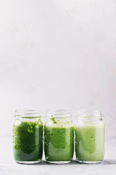 Verscheidenheid van groene smoothie — Stockfoto