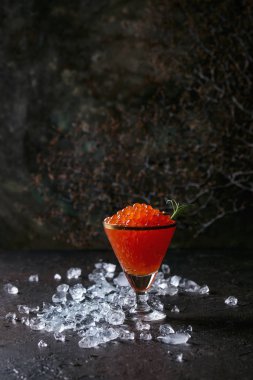 Kırmızı havyar bardak