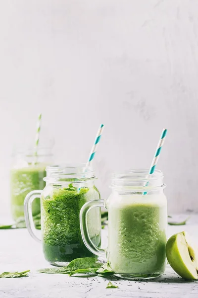 Verscheidenheid van groene smoothie — Stockfoto