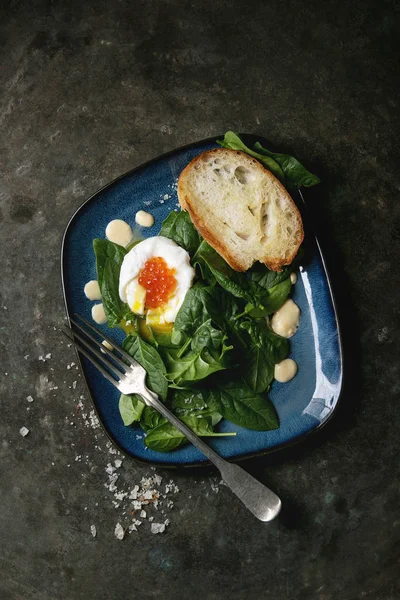 Яйце зі шпинатом — стокове фото