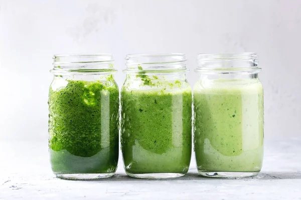 Verscheidenheid van groene smoothie — Stockfoto