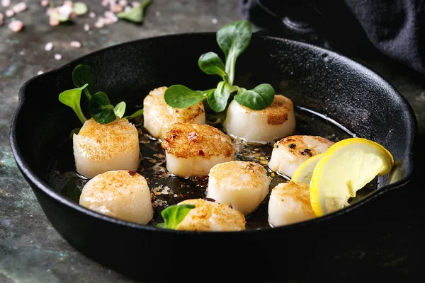 Fried scallops with butter sauce — Stock Photo, Image