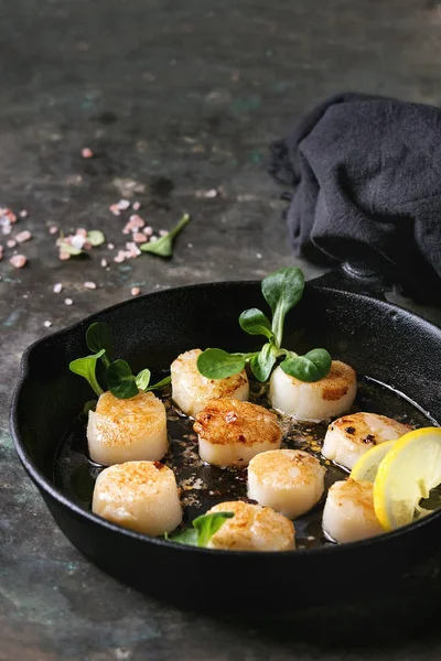 Fried scallops with butter sauce — Stock Photo, Image