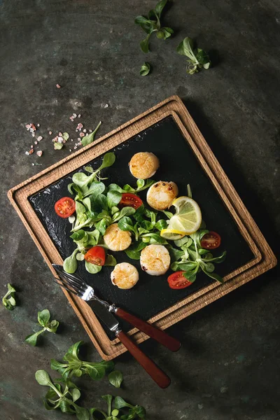 Vieiras fritas con salsa de mantequilla — Foto de Stock