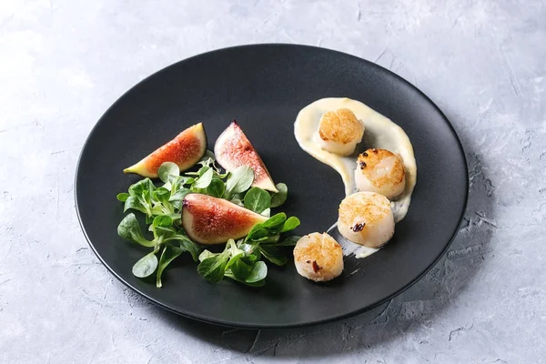 Vieiras fritas con salsa de mantequilla — Foto de Stock