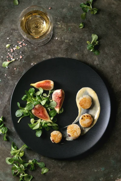 Vieiras fritas com molho de manteiga — Fotografia de Stock