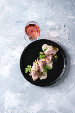 Ton balıklı sos vitello tonnato ile Dana