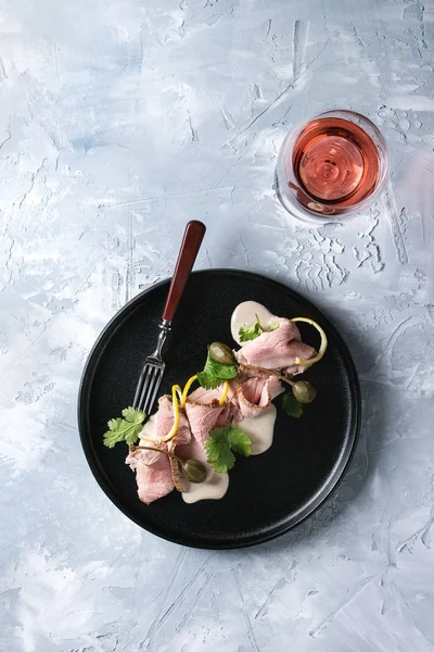 Ternera con salsa de atún vitello tonnato —  Fotos de Stock