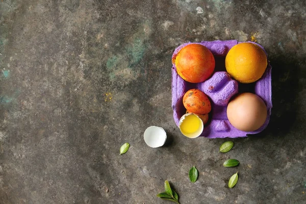 Tarjeta de Pascua con huevos de colores — Foto de Stock