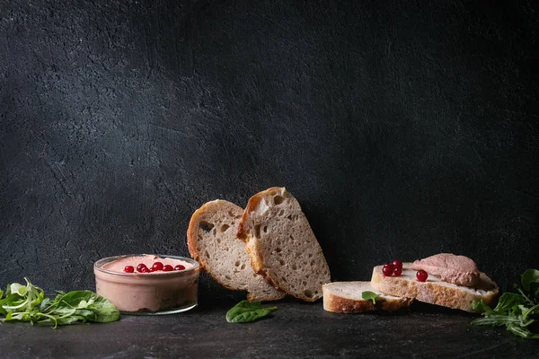Lever plakken met brood — Stockfoto