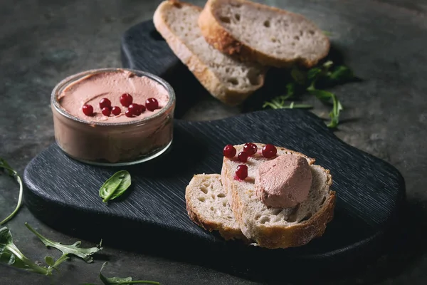 Lever plakken met brood — Stockfoto