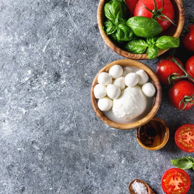 caprese salatası için malzemeler