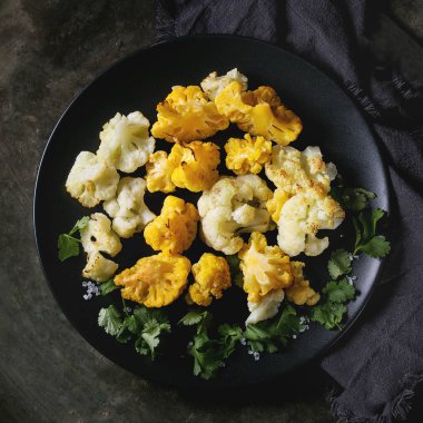 Beyaz ve sarı karnabahar graten