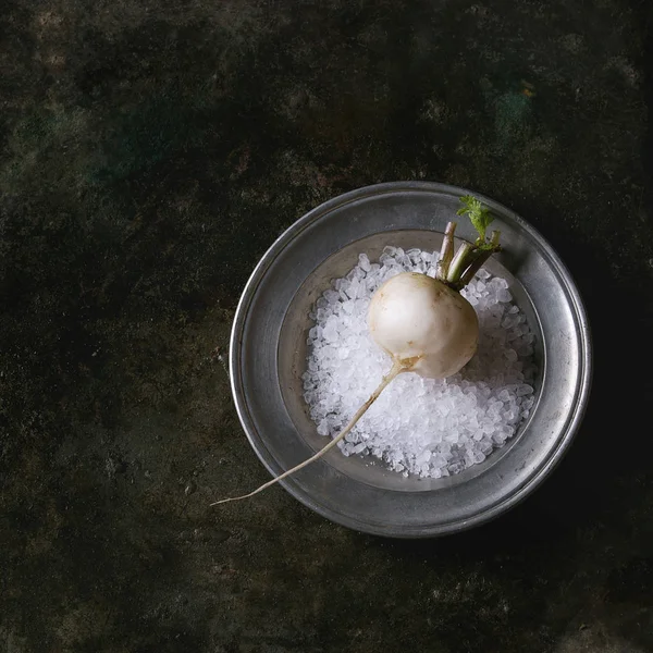 Rábano blanco con sal —  Fotos de Stock