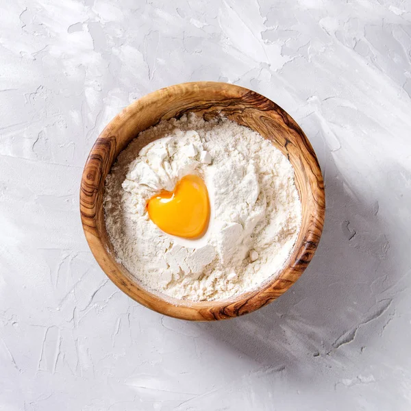 Żółtko mąka i jajko — Zdjęcie stockowe