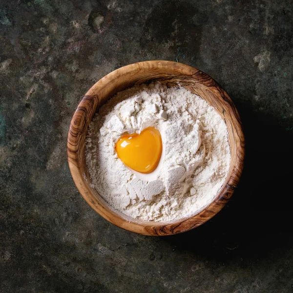 Flour and egg yolk — Stock Photo, Image