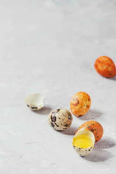 Tarjeta de Pascua con huevos de colores — Foto de Stock