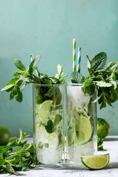 Two mojito cocktails — Stock Photo, Image