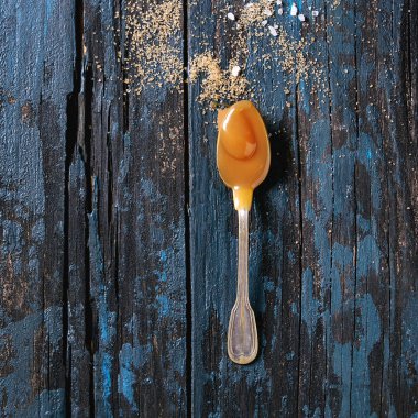 Ev yapımı tuzlu karamel sos