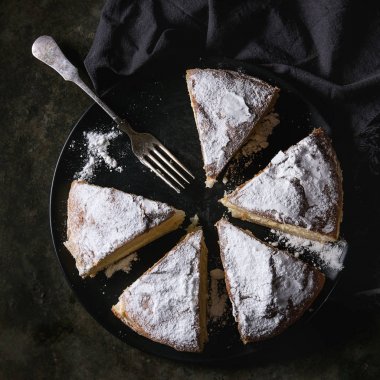 Ev yapımı pasta dilimlenmiş