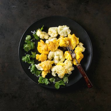 Beyaz ve sarı karnabahar graten