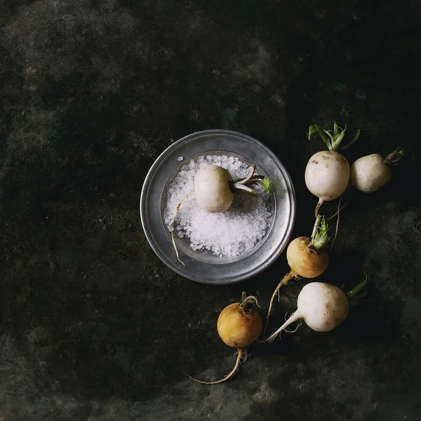 White radish with salt — Stock Photo, Image