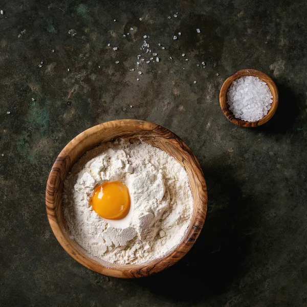 Αλεύρι και τον κρόκο αυγού — Φωτογραφία Αρχείου