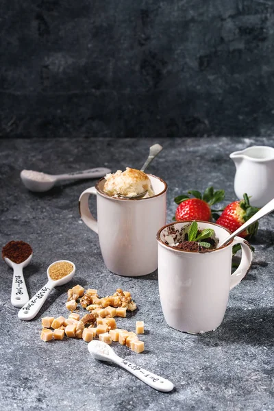 Çikolata ve vanilya kupa kek — Stok fotoğraf