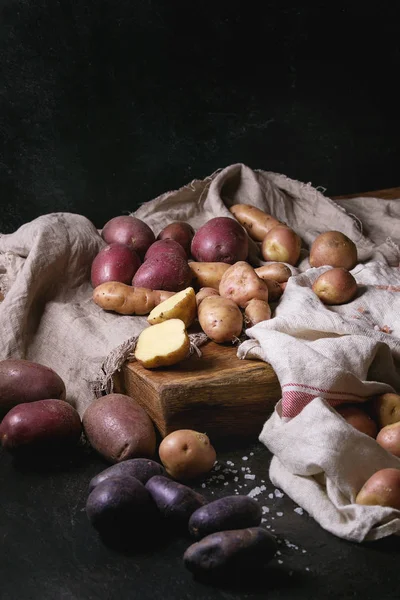 Wiele z surowych ziemniaków — Zdjęcie stockowe