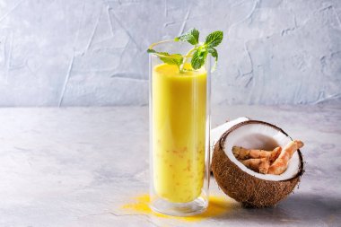 Zerdeçal altın süt buzlu latte