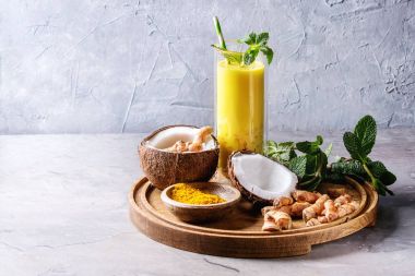 Zerdeçal altın süt buzlu latte